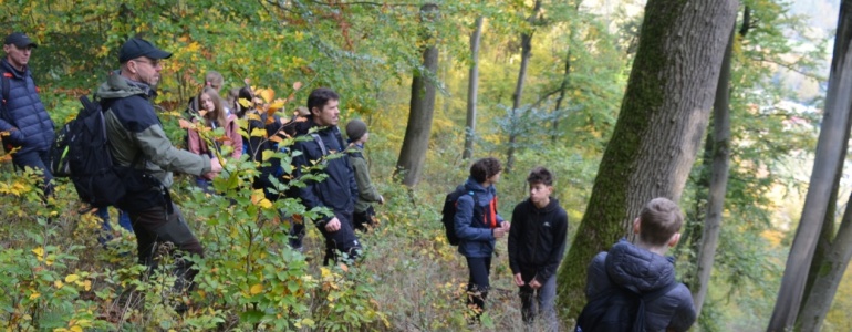 Studenti s průvodcem v lese.